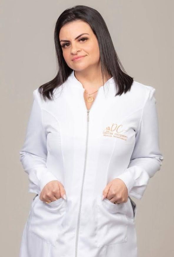 Dra. Denise Chiquetti com cachorro durante consulta veterinária